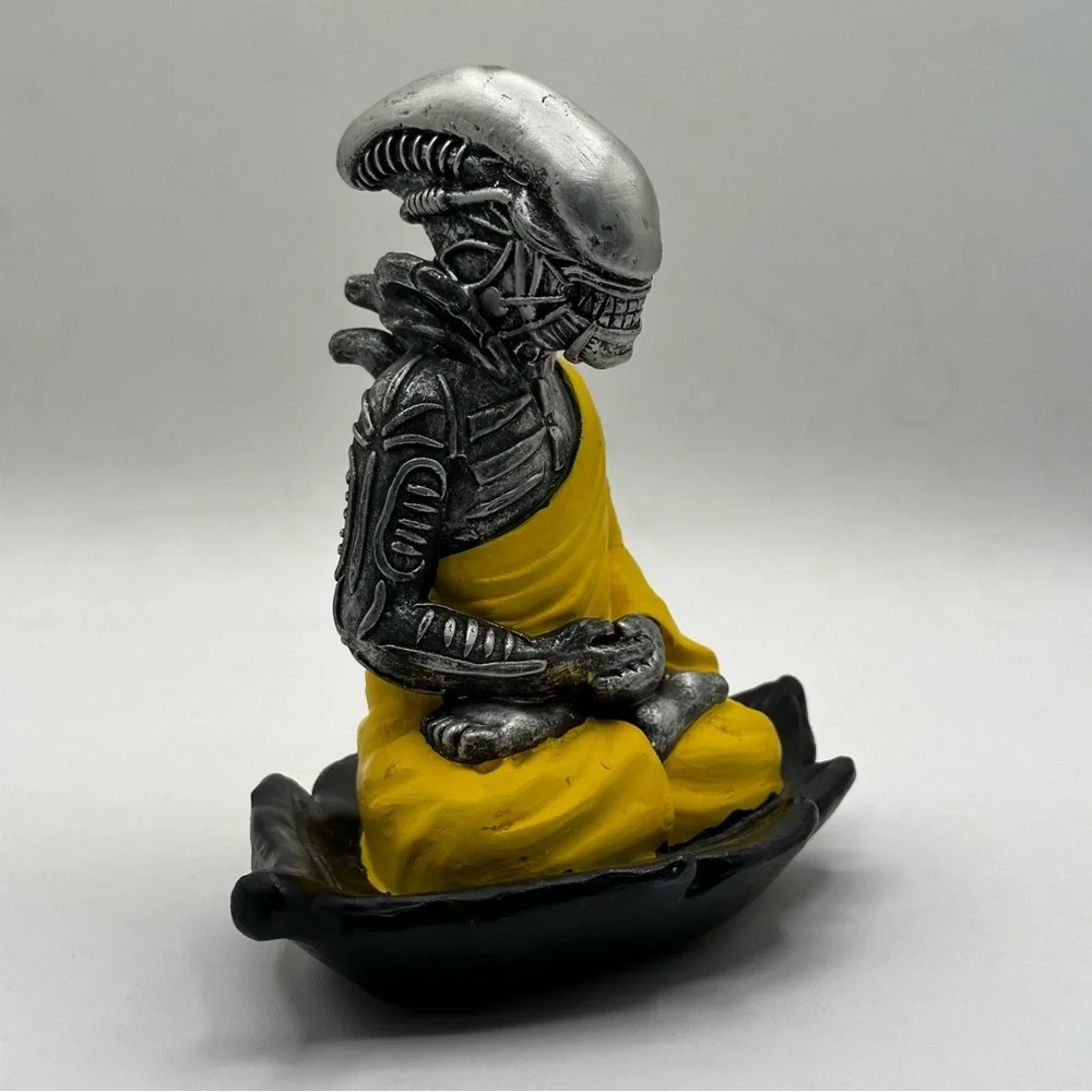 Sci-Fi Alien Romulus xenomorph Buddha monk funny  mashup meditation‎ statue NWOT